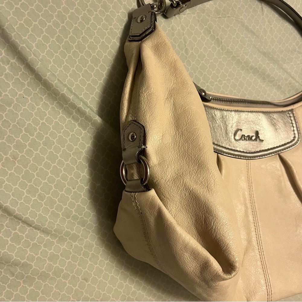 Coach Cream/White Leather Hobo Ashley Bag - Picture 4 of 10